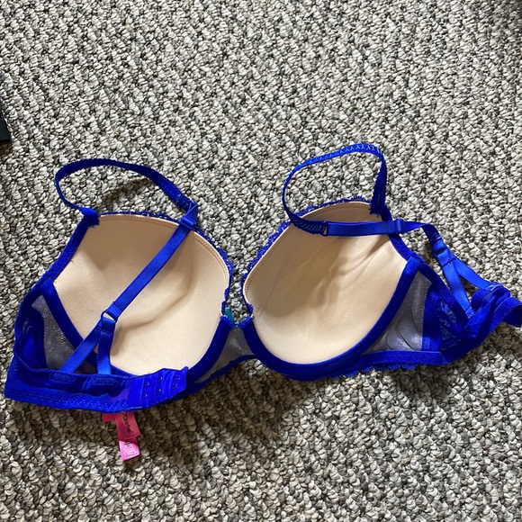 ⭐️5/$15⭐️ 32D Betsy Johnson bra - Picture 2 of 2